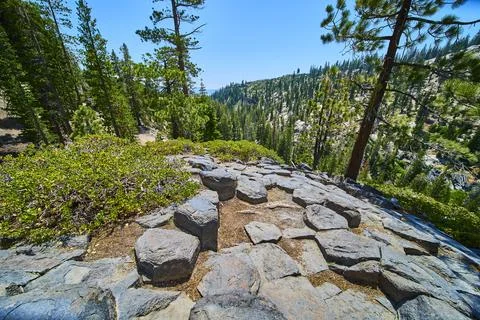 Basalt Rock Formation Pine Forest and Mountain Valley at Devils Postpile Stock-Fotos