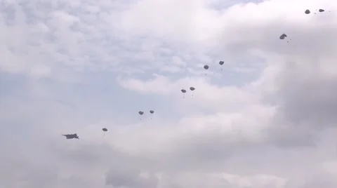 BASE CHARLSTON, MAY 2015, C17 aircraft fly through parachute drop Video stock 56172949