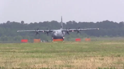 BASE CHARLSTON, MAY 2015, US C17 Aircraft rolling aifield running engines Video stock 56172656
