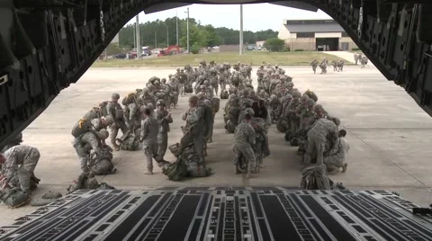 BASE CHARLSTON, MAY 2015, US Air Force Parachute Troopers Check Equipment Stockbeeldmateriaal 56229814