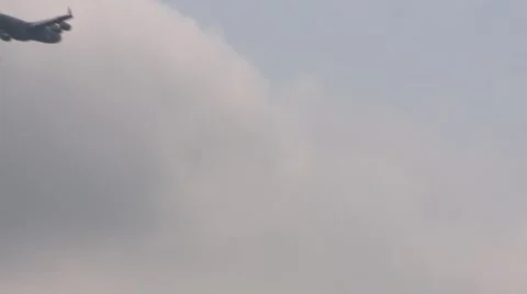 BASE CHARLSTON, MAY 2015, wide shot C17 Aircraft Parachute troops Jump Out 스톡 동영상 56229331