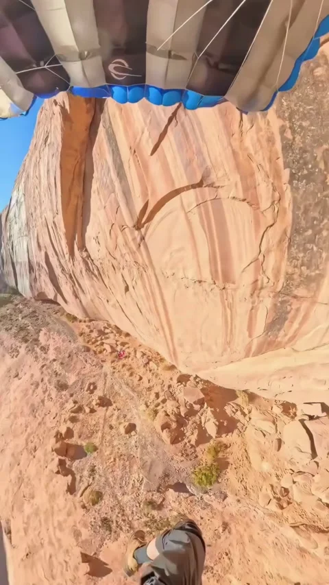 Base Jump Through a Crack, Moab, Utah, USA - 28 Nov 2025 Vídeos de archivo 323317552