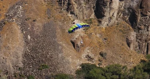 Base jumper leaps from the Perrine Bridge over the Snake River Gorge Stock Footage 219441042