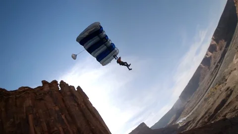 Base jumper's jumping on Mountain Video stock 122036228