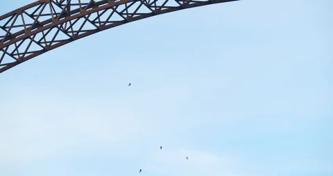 Base Jumpers Parachuting Off a Bridge, Slow Motion 스톡 동영상 127466367