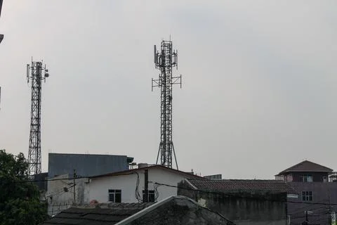 Base Transceiver Station (BTS) tower of cellular communication in Jakarta, Indon Foto stock
