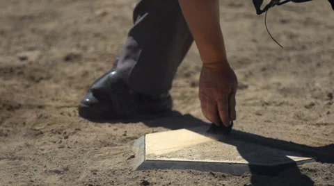 Baseball homebase umpire cleaning Stockbeeldmateriaal 37903005