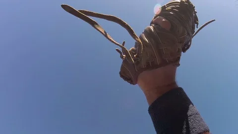Baseball player catching flyball in slow motion Vidéo 80357867
