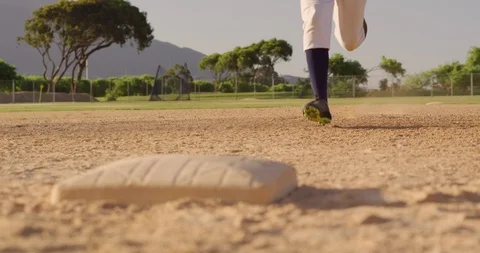 Baseball player running to a base during a match Stockbeeldmateriaal 125052797