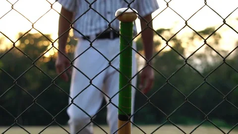 Baseball players practice at sunset  Vidéo 121239122