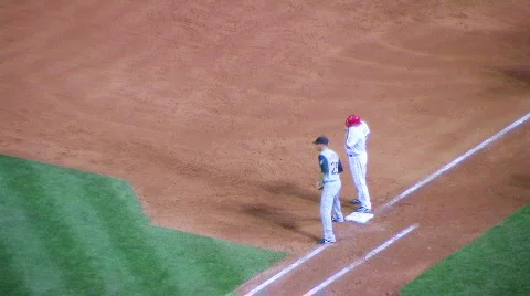 Baseball Runner Steals Second 動画素材 349245