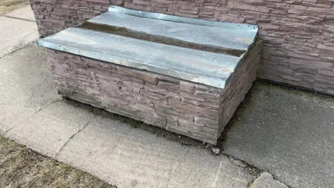 Basement opens in the building of the house has a window facing the street. The 库存影片 274969272