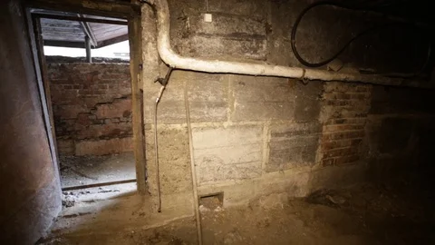 Basement rusty pipes Vídeo Stock 70354892