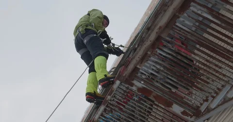 Basic Alpine Mountaineering Course, abseiling techniques Video stock 111556718