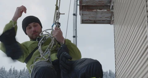 Basic Alpine Mountaineering Course, abseiling techniques Video stock 111589169