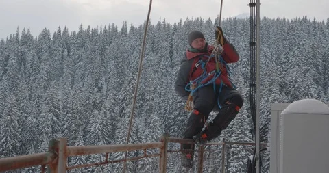 Basic Alpine Mountaineering Course, abseiling techniques Video stock 111589255