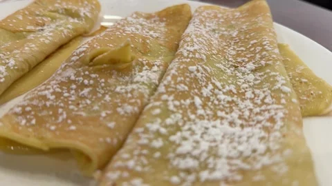 Basic crepes with sugar powder 库存影片 330039001