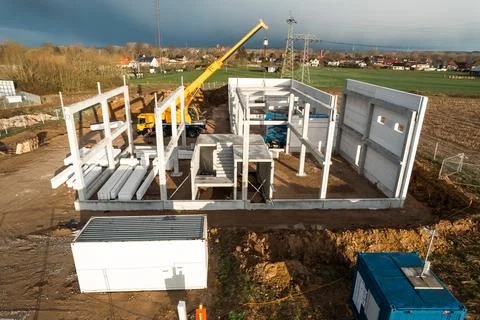 The basic structure of an industrial building is erected on a construction si Foto stock