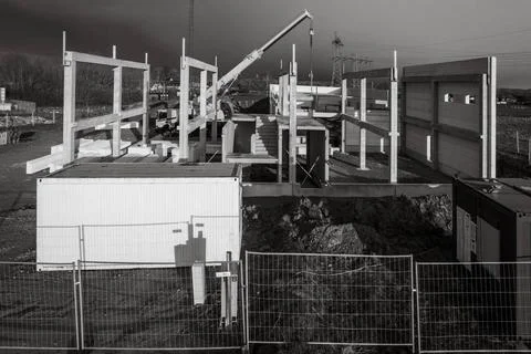 The basic structure of an industrial building is erected on a construction... Foto stock