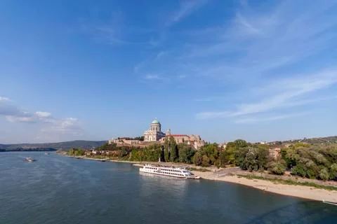 Basilica of the Blessed Virgin Mary at Esztergom by the River Da 스톡 사진