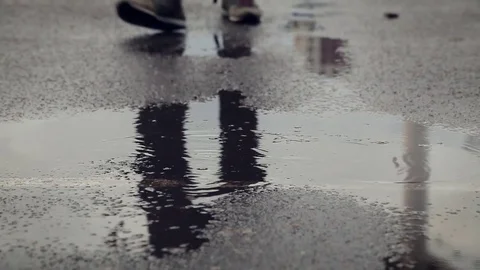 The basket ball falls in a puddle Stockbeeldmateriaal 82742113