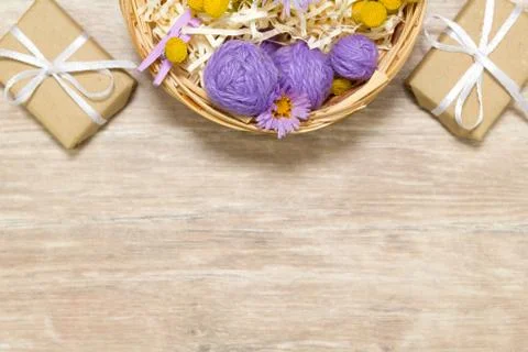 Basket with balls of thread. Gift boxes. Foto stock