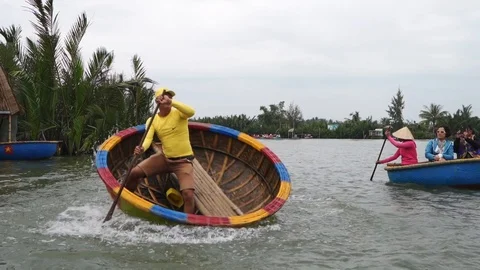 Basket boat Stockbeeldmateriaal 124816524