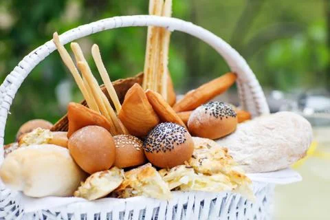 Basket with bread Stock-Fotos