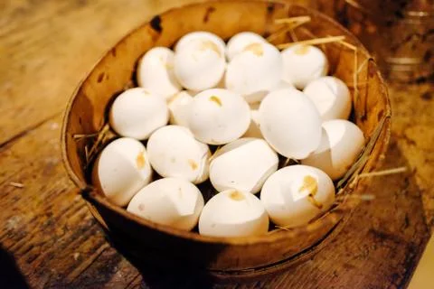 Basket of chicken eggs Foto stock