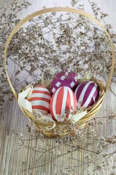 A basket with colorful Easter eggs is on the table. Background from the Kerme Foto stock