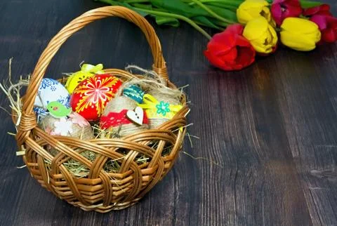 Basket with Easter eggs and tulip background. Foto stock