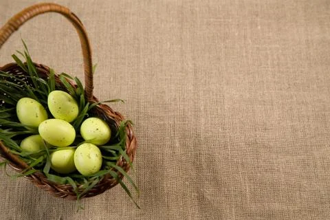 Basket with easter eggs in grass Foto stock