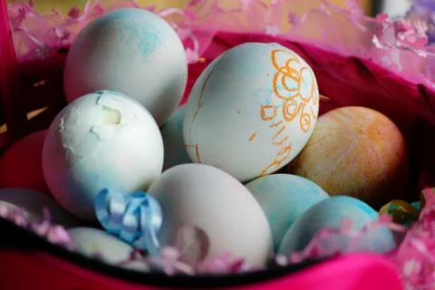 Basket of Easter eggs painted with colorful scribbles Foto stock