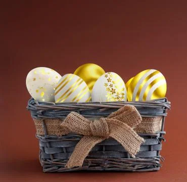 Basket of Easter eggs painted in gold patterns. Fotos Stock