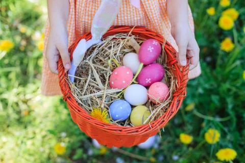 Basket Easter eggs 스톡 사진