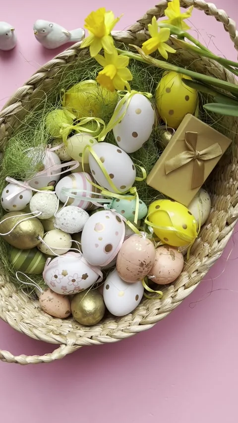 Basket with easter eggs with purple hyacinth and daffodils. View from above 스톡 동영상 170553870