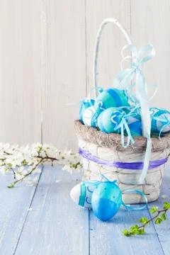 Basket easter eggs spring branches Stock-Fotos