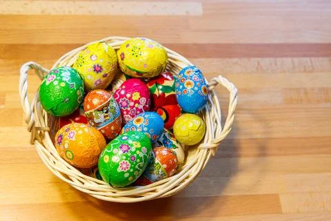Basket with Easter eggs on wooden table Foto stock