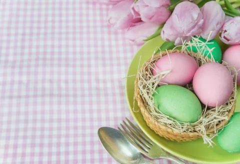 Basket with flowers and Easter eggs Stock-Fotos