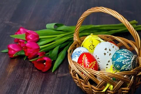 Basket full of Easter eggs for the Easter celebration happy. Foto stock