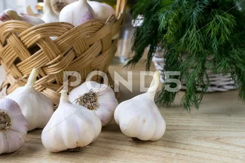 Basket of garlic Stock Photos