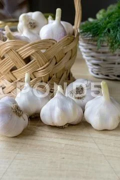 Basket of garlic Stock Photos