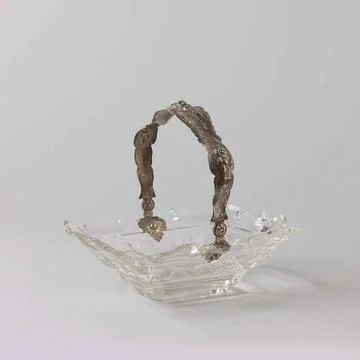 Basket with handle. Rectangular, flat bottom with cut star. Vaulted, recta... 库存照片