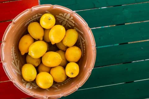 Basket of lemons on the coloful table with copyspace Foto stock