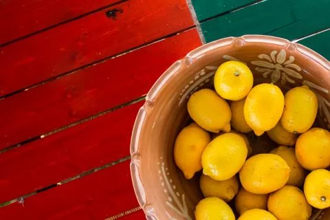 Basket of lemons on the coloful table with copyspace Foto stock