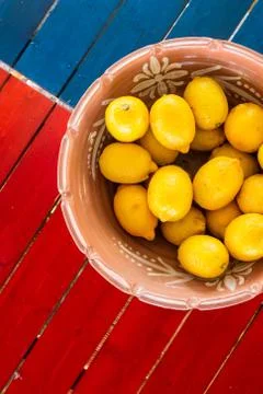 Basket of lemons on the coloful table with copyspace Foto stock