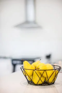 A Basket  of Pears Kept on Top of a Kitchen Platform Foto stock