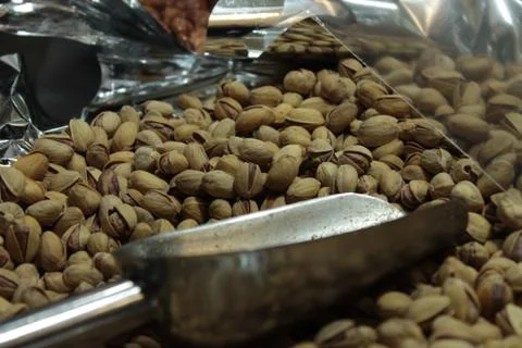 Basket of roasted peanuts Foto stock