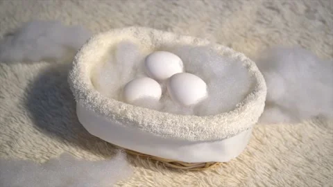 Basket with three white eggs 库存影片 142907417