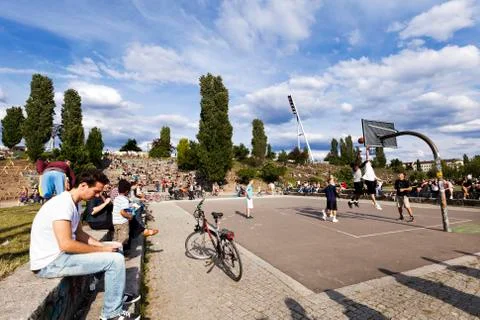 Basketball game at mauerpark berlin Foto stock
